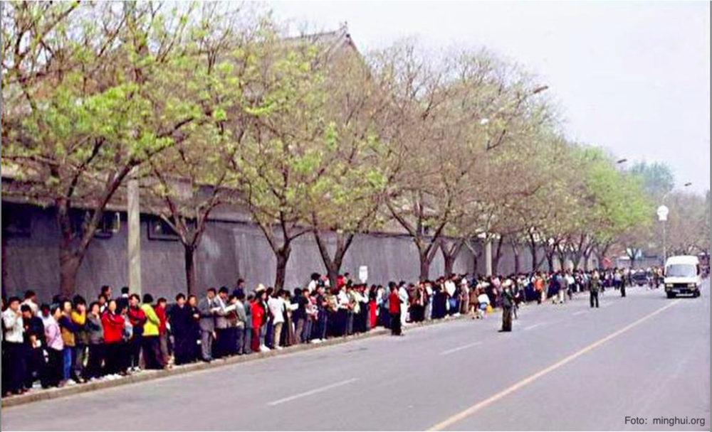 Staatliche Medien charakterisierten das friedvolle und ordentliche Appellieren vor dem Nationalen Petitionsbüro als „Belagerung des Komplexes der Zentralregierung“. Peking/Zhongnanhai 25.04.1999