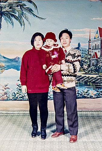 (L-R) Wang Huijuan, Li Fuyao und Li Zhenjun in der Stadt Tianjin, China, 1995, drei Jahre bevor sie begannen, Falun Gong zu praktizieren. (mit freundlicher Genehmigung von Li Zhenjun)