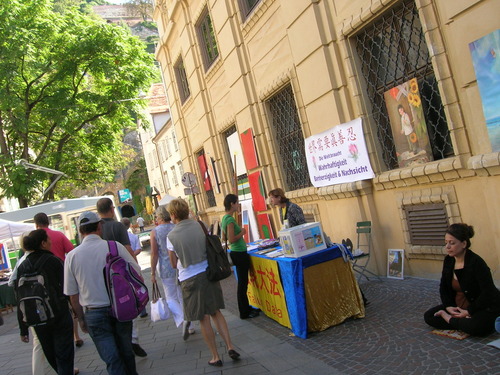 Falun Dafa Praktizierende auf dem Kunstmarkt der Kunstmeile Graz