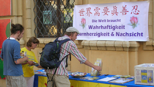Falun Dafa Praktizierende auf dem Kunstmarkt der Kunstmeile Graz