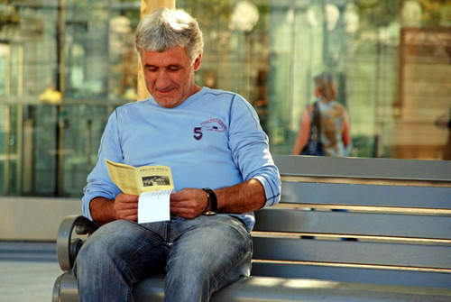 Ein Passant liest aufmerksam einen Flyer über Falun Gong