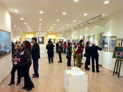 Besucher bestaunen die Bilderausstellung