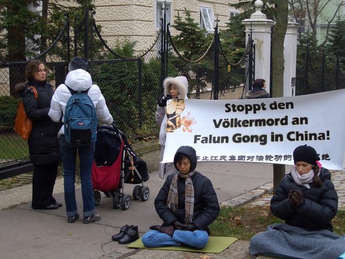 Stiller Prodest vor der vietnamesischen Botschaft in Wien