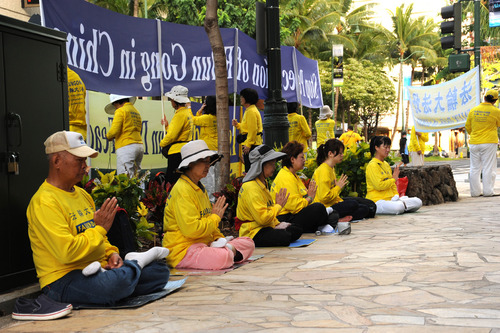Falun Gong-Praktizierende protestieren beim APEC-Gipfel in Honolulu, Hawaii, gegen die Verfolgung in China.