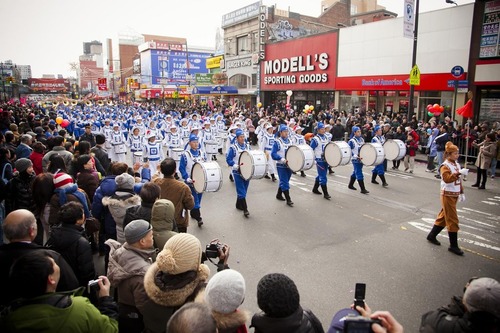 Die Gruppe der Falun Dafa-Praktizierenden bildet die größte Formation bei der Neujahrsparade in Flushing, New York