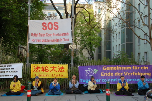 Falun Dafa-Praktizierende bei einer Mahnwache vor der chinesischen Botschaft in Wien. Foto: privat