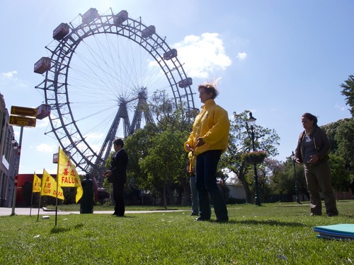 Falun Dafa-Übungen im Prater anlässlich des 20. 