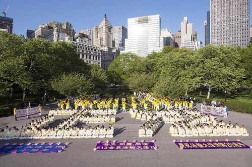 Falun Dafa-Praktizierende bilden die Schriftzeichen für 