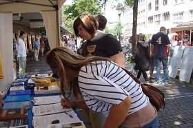 Unterschreiben der Petition zur Unterstützung von Falun Gong Foto:minghui.de