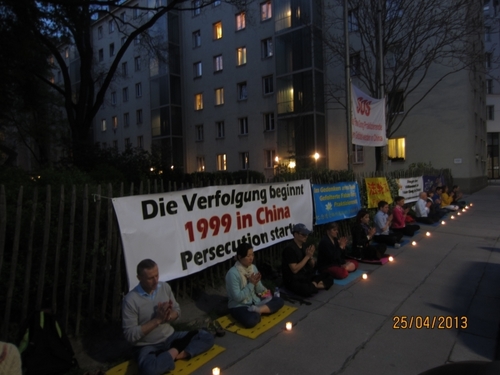 Falun Gong Praktizierende versammeln sich seit Jahren jeden Donnerstag Abend zur Lichterkette vor der chinesischen Botschaft in Wien. Foto: privat