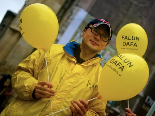 Am Welt-Falun-Dafa-Tag stellten wir auf dem Wiener Stephansplatz wieder vielen Menschen Falun Gong vor. Foto: privat