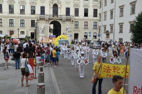 Falun Gong-Parade auf dem Wiener Heldenplatz. Foto: privat