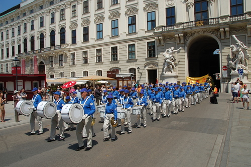 Die Tian Guo Marching Band führt die Parade durch Wiens Innenstadt Foto:privat