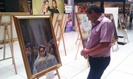 Besucher betrachtet ein Gemälde