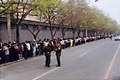 Friedlich petitionierend versammelten sich am 25. April 1999 über 10.000 Falun Gong-Praktizierende aus ganzChina im Regierungsviertel Zhongnanghai in Peking. Foto: Minghui