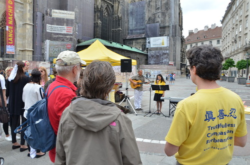 Jana singt über das Falun Gong Waisenkind Fadu