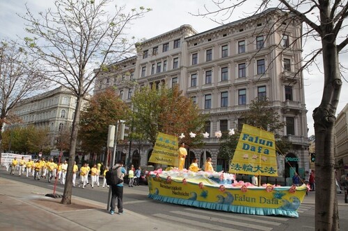 Die Falun Dafa-Übungen wurden auch auf diesem prächtigen Boot gezeigt. 