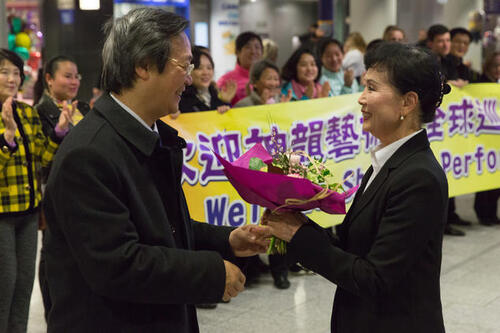 Empfang in Frankfurt a.M. für Shen Yun Performing Arts durch Manyan Ng, Vorsitzender des Veranstalters Deutscher Falun Dafa Verein e.V., im Bild mit Tourneeleiterin Tia Zhang.