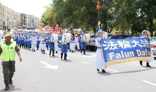 Die Tian Guo Marching Band verbreitet Neujahrsstimmung