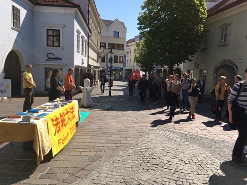 Vorführung der fünf Übungen zur Kultivierung von Körper und Geist neben dem Infotisch