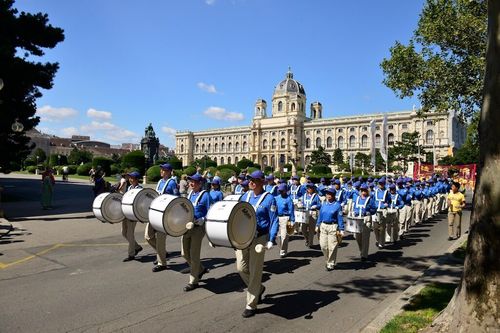 Tian Guo Marching Band führt die Parade durch Wiens Innenstadt an.