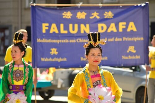 Tänzerinnen in traditionellen Kostümen in der Parade.