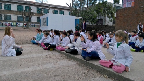 Lehrer und Schüler der sechsten Klasse bei den Übungen im Schulhof einer Schule in Montevideo, Uruguay  