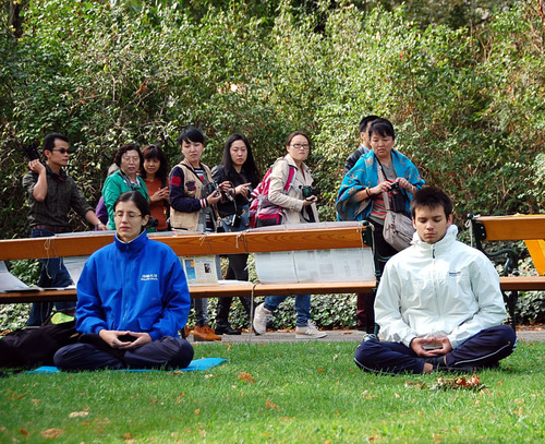 Vorbeikommende erfahren die tatsächlichen Fakten über Falun Gong.