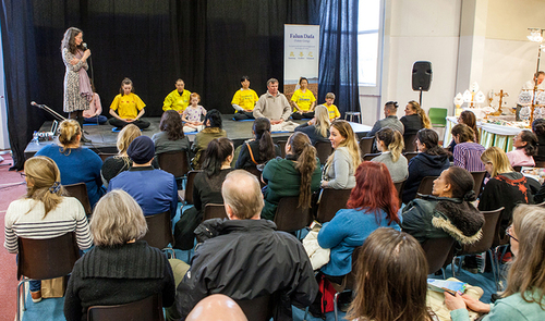 Falun Gong-Übungsvorführung auf der Bühne. 