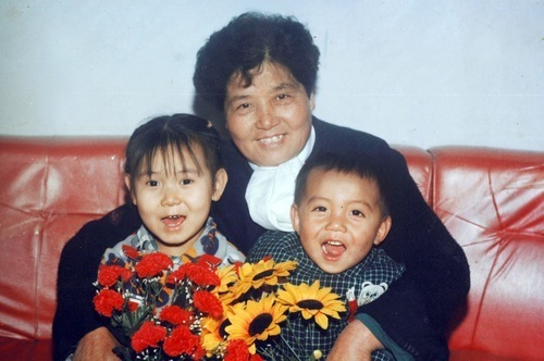 Frau Chen Zixiu und ihre Enkelkinder