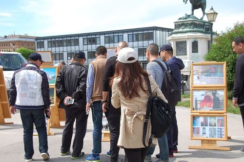 Chinesische Touristen informieren sich über die tatsächliche Geschichte und Ausmaß der andauernden Verfolgung in China.