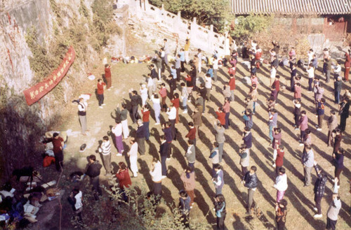 Gemeinsames Praktizieren der fünf Qigong Übungen von Falun Dafa 