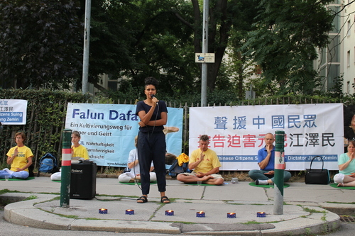 Chinesische Botschaft: Österreichische Politikerin, Faika El-Nagashi, spricht anlässlich der Mahnwache.