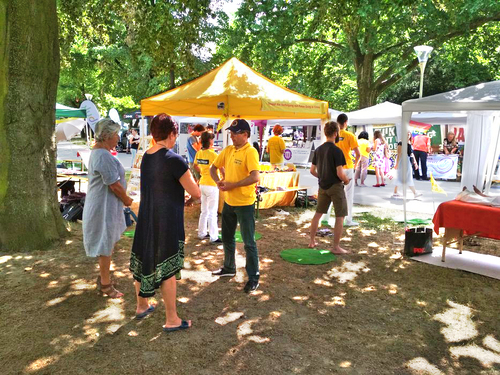 Zwei Besucherinnen des Festivals lernen die Übungen