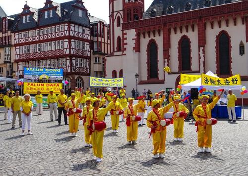 Hüftrommelgruppe der Falun-Dafa-Praktizierenden.