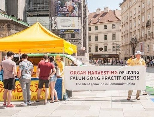 Viele Interessierte und tiefgehende Gespräche am Wiener Stephansplatz, am 20.Juli.2018. 