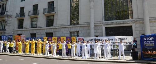 Friedliche Übungsvorführung vor der Chinesischen Botschaft in London.