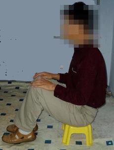 Folterdarstellung: „Sitzen auf einem kleinen Hocker“