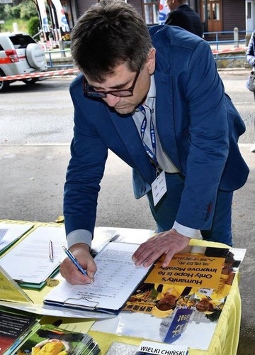 Albert Bartosz, ein polnischer Bürgermeister, unterzeichnet eine Petition, um ein Ende der Verfolgung von Falun Dafa zu fordern.