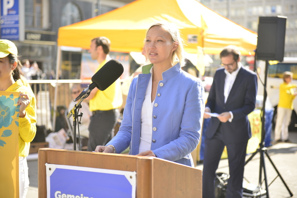 Frau Mag. Caroline Hungerländer bei Ihrer Rede auf dem Herbert-von-Karajan-Platz.