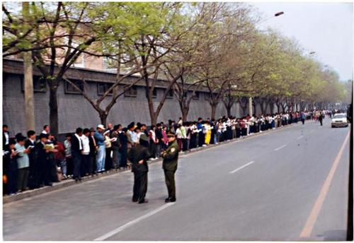 Falun-Dafa-Praktizierende warten am 25. April 1999 in Peking an von den Sicherheitskräften zugewiesenen Stellen