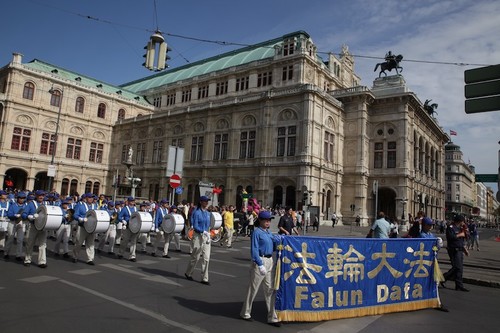 European Tian Guo Marching Band“ vor der Wiener Staatsoper. © FDI Österreich