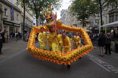 Der chinesische Drache tanzt durch die Maria-Hilfer-Straße. © FDI Österreich