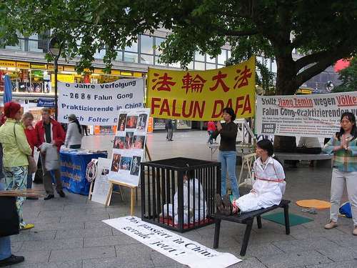 In Berlin wurden am 22. Juli übliche Foltermethoden nachgestellt. © FDI