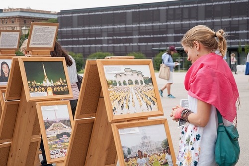 Die Bilderausstellung zeigt den Weg von Falun Dafa, von der Verbreitung bis zur Verfolgung und dem friedlichen Widerstand der Falun-Dafa-Praktizierenden. © FDI