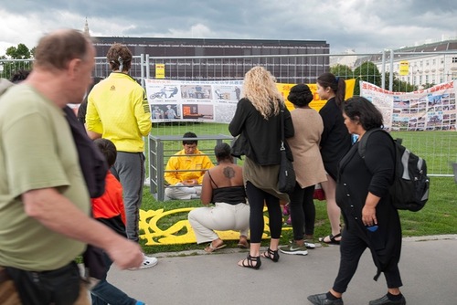 Anti-Folterausstellung erschüttert die Passanten. © FDI