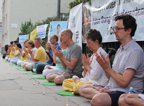 Falun-Dafa-Praktizierende vor der chinesischen Botschaft in Wien.