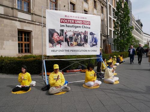 Falun-Dafa-Praktizierende fordern den Deutschen Bundestag auf, die Verfolgung von Praktizierenden in China zu stoppen.