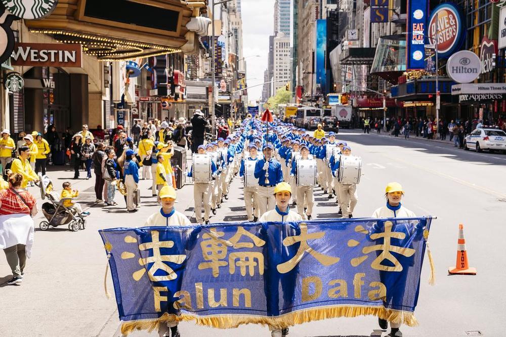 Die Tian Guo Marching Band zieht am 16. Mai 2019 durch die belebteste Straße in New York, die 42nd Street.