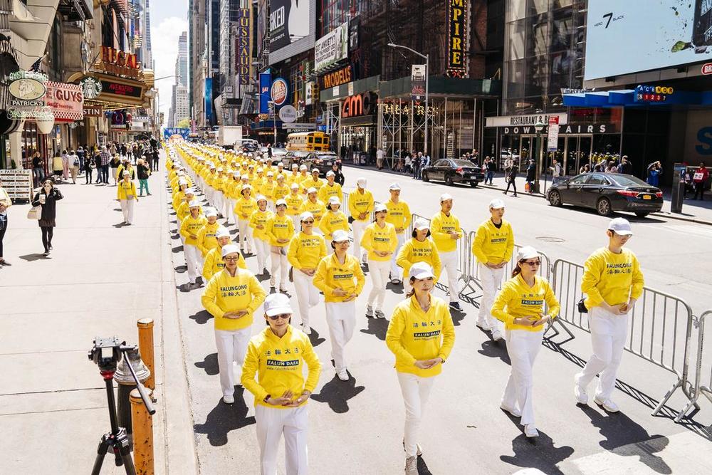 Praktizierende führen die Falun-Dafa-Übungen vor.
